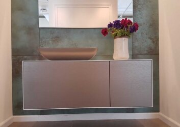ארון אמבטיה מינימל מסגרת קוריאן 6 מ״מ חזית צבע נחושת בתנור עם כיור מונח תואם
