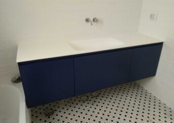 ארון אמבטיה כחול צביעה בתנור עם כיור משטח אינטגרלי קוריאן לבן
